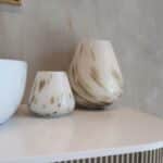 אגרטל קליאופטרה לבן בנגיעות שמנת