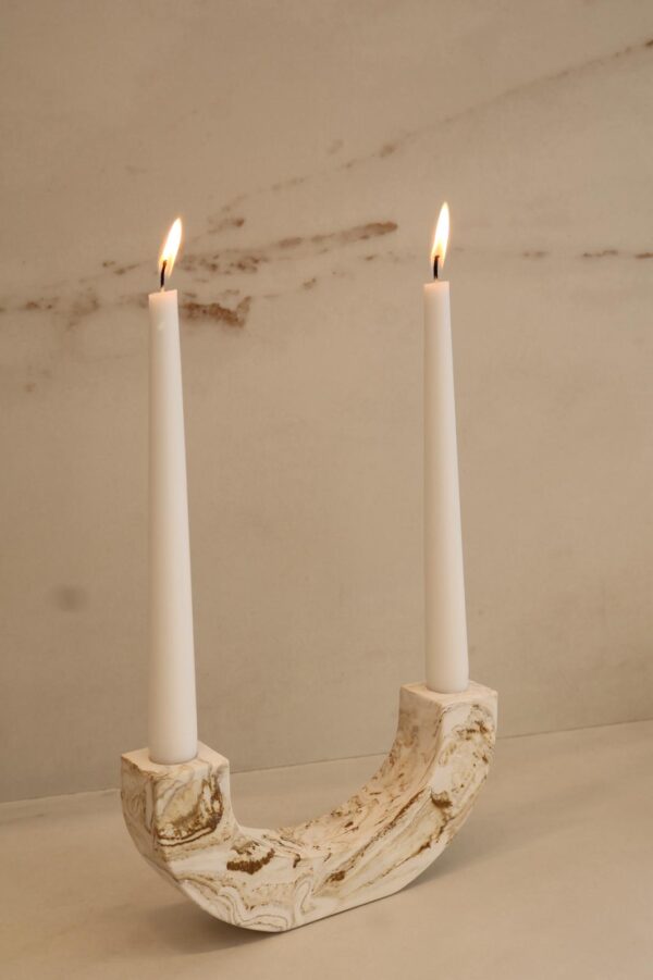 פמוט חצי ירח לבן עם נגיעות שמנת וחום - Image 3