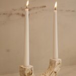 פמוט חצי ירח לבן עם נגיעות שמנת וחום