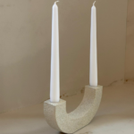 פמוט חצי ירח בטקסטורת אבן בגוון שמנת־לבן