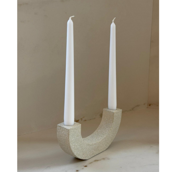 פמוט חצי ירח בטקסטורת אבן בגוון שמנת־לבן - Image 2