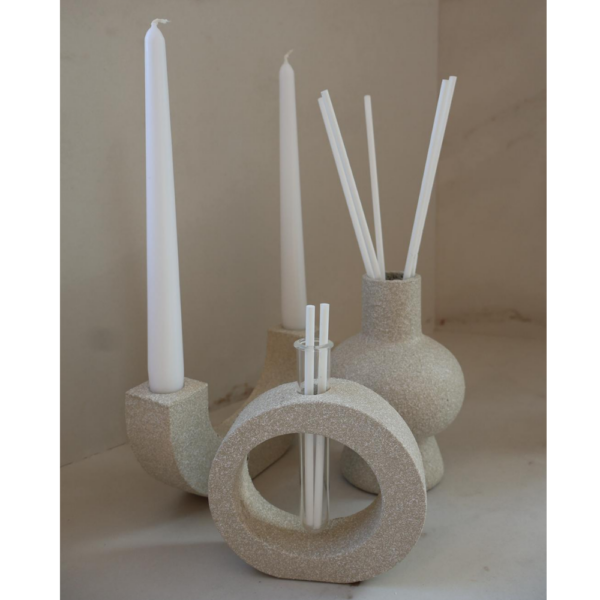 פמוט חצי ירח בטקסטורת אבן בגוון שמנת־לבן - Image 3