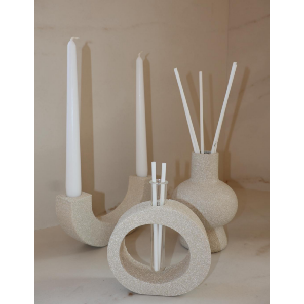 פמוט חצי ירח בטקסטורת אבן בגוון שמנת־לבן - Image 4