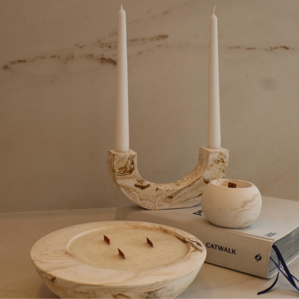 פמוט חצי ירח לבן עם נגיעות שמנת וחום - Image 2