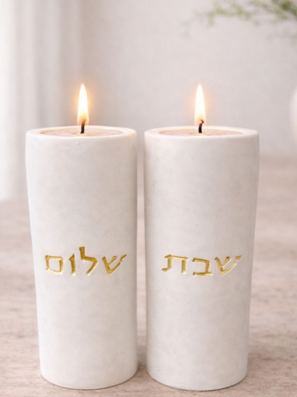 פמוטי שבת גדולים עם כיתוב זהב מבטון לבן