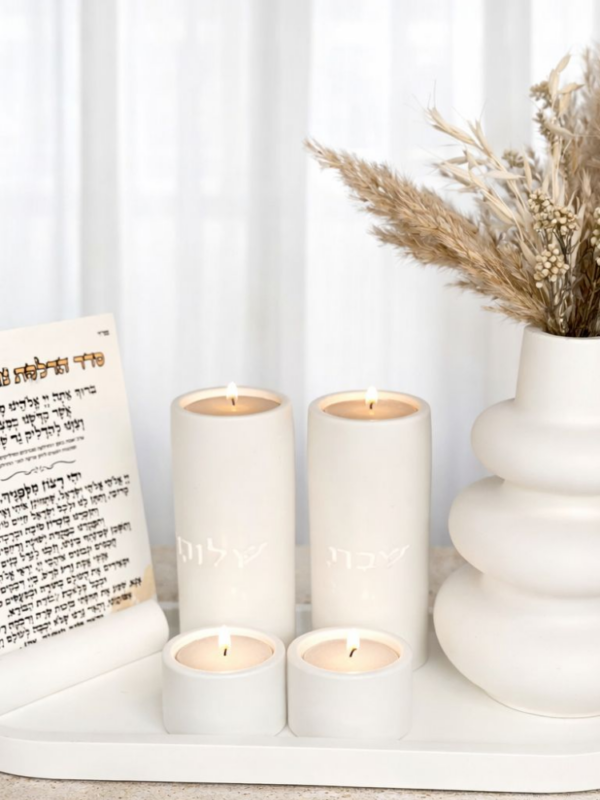 סט פמוטים לשבת הדר עם מגש שבת אובלי לבן וכד פיסולי