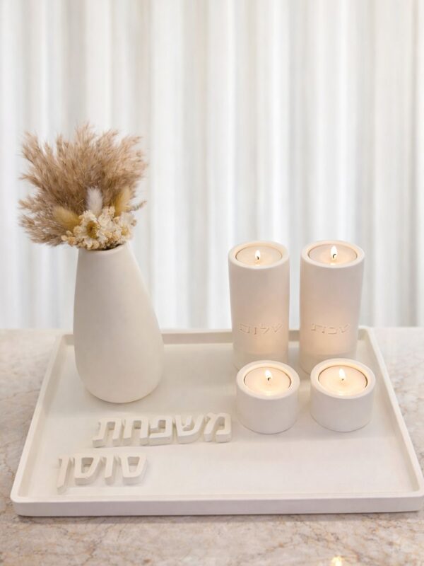 סט פמוטים לשבת שני בעיצוב קלאסי, מגש מלבני 30x20 ס״מ, ארבעה פמוטים ואגרטל