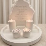 מגש פמוטי שבת מיה - סט שבת מבטון לבן יוקרתי עם פמוטים וברכה