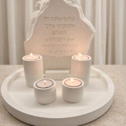 מגש פמוטי שבת מיה - סט שבת מבטון לבן יוקרתי עם פמוטים וברכה