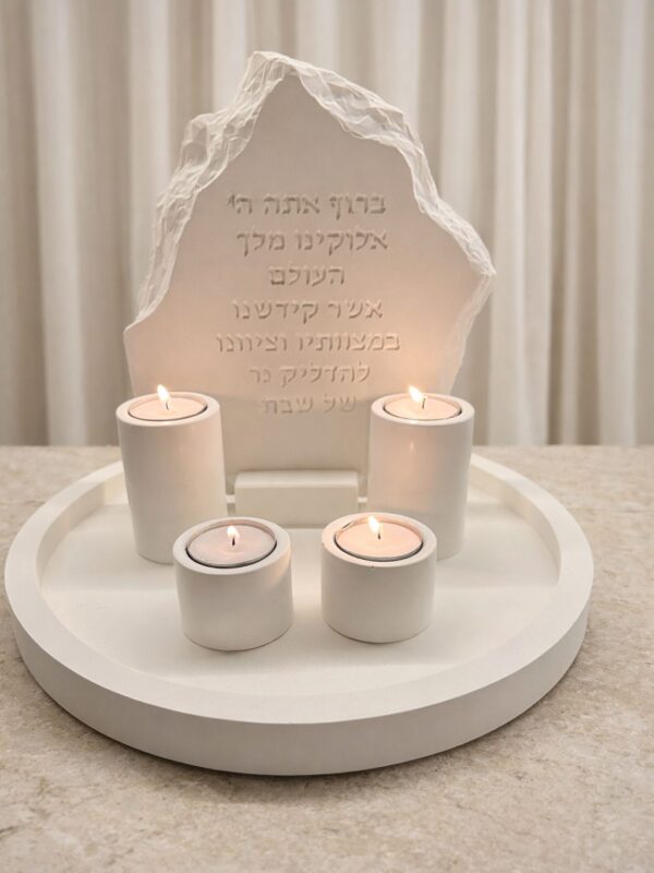 סט פמוטים לשבת מיה, מגש עגול בקוטר 30 ס״מ, ארבעה פמוטים וברכה מבטון. זוג פמוטי שבת בגובה 7.5 ס״מ וזוג פמוטים קטנים בגובה 3.5 ס״מ.