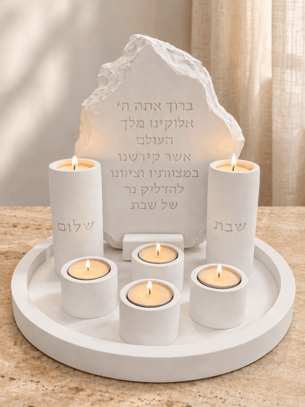 סט פמוטים לשבת הלל לשישה נרות, מגש עגול בקוטר 30 ס״מ וברכת הדלקת נרות מבטון