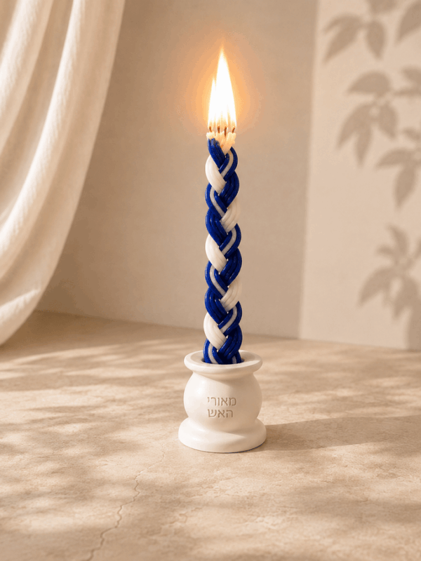 מחזיק לנר הבדלה מבטון לבן עם חריטת מאורי האש