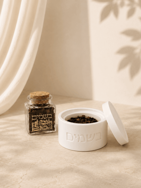 כלי לבשמים להבדלה מבטון בגוון לבן, גובה 4 ס״מ וקוטר 7 ס״מ, עם מכסה תואם