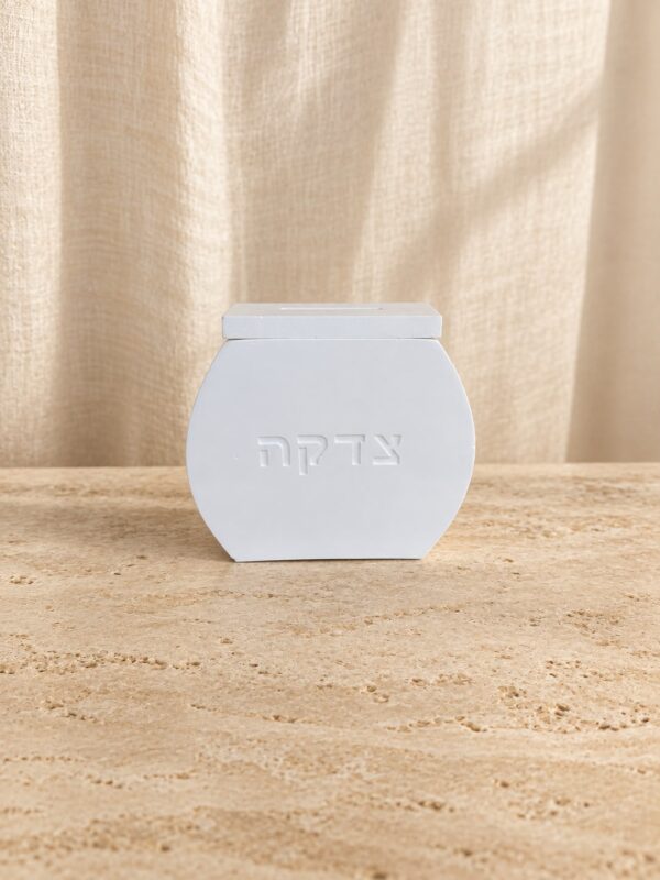 קופת צדקה שוהם מבטון לבן עם הכיתוב צדקה ומכסה נפרד