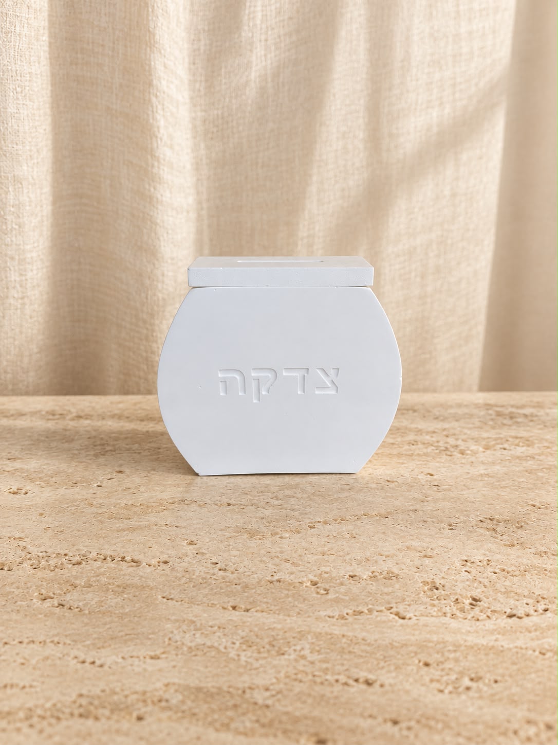קופת צדקה שוהם מבטון לבן עם הכיתוב צדקה ומכסה נפרד קופת צדקה שוהם מבטון לבן עם הכיתוב צדקה ומכסה נפרד